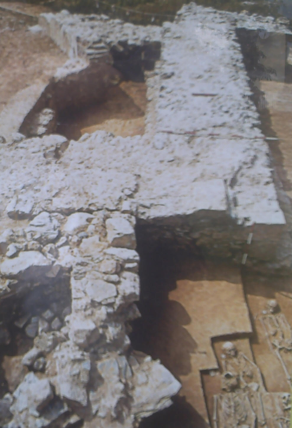 Zu sehen sind Mauerreste der Grundmauern der Kirche von Pilgersdorf